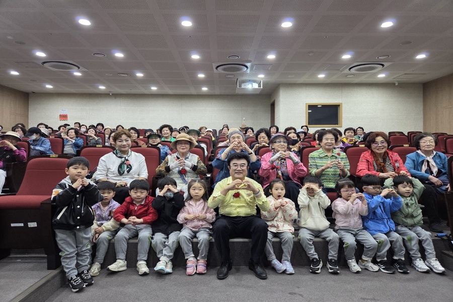제8회 어버이날 기념 행사 호락효락 어버이날 진행